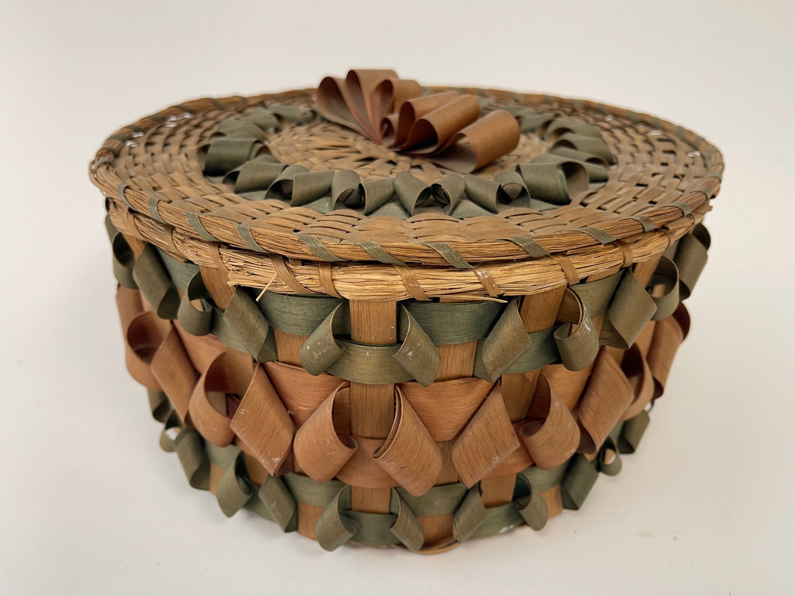 NATIVE AMERICAN COVERED BASKET (1 of 4)