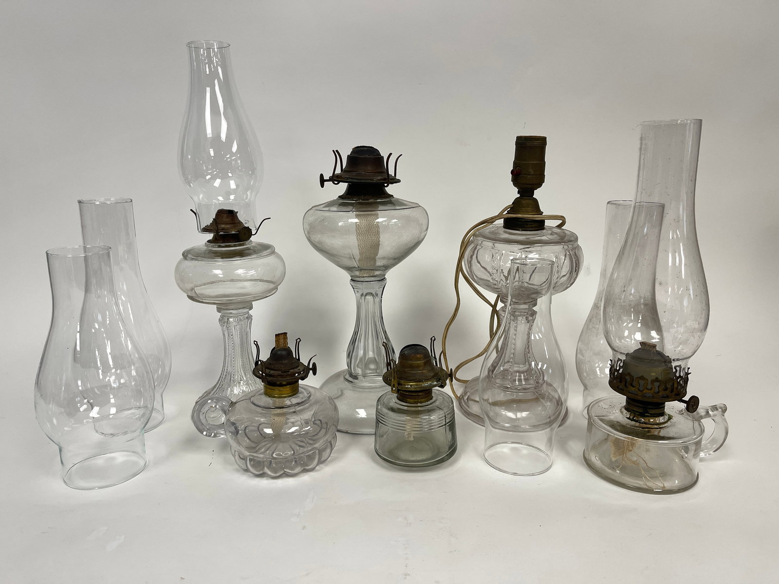 GROUPING OF GLASS OIL LAMPS, CHIMNEYS, SIX EACH: GROUPING OF GLASS OIL LAMPS, CHIMNEYS, SIX EACH