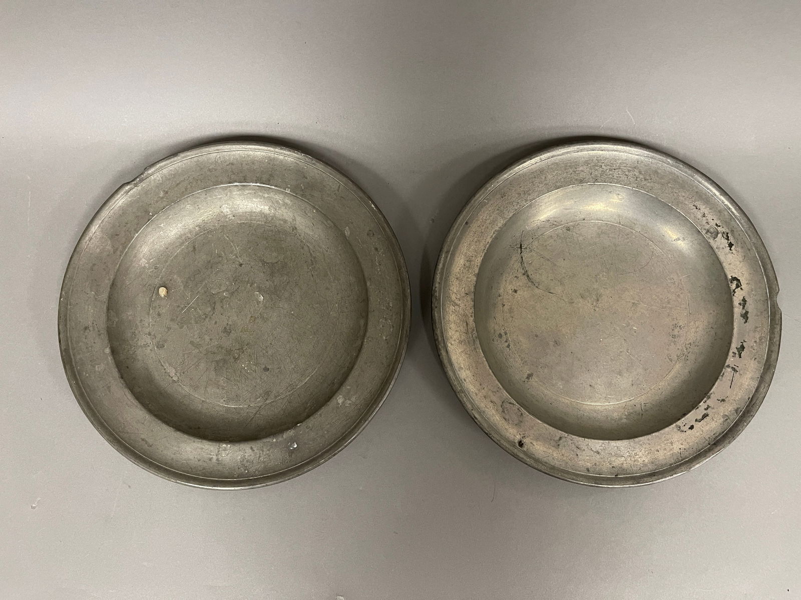 A PAIR OF SIGNED BOARDMAN PEWTER PLATES (1 of 2)