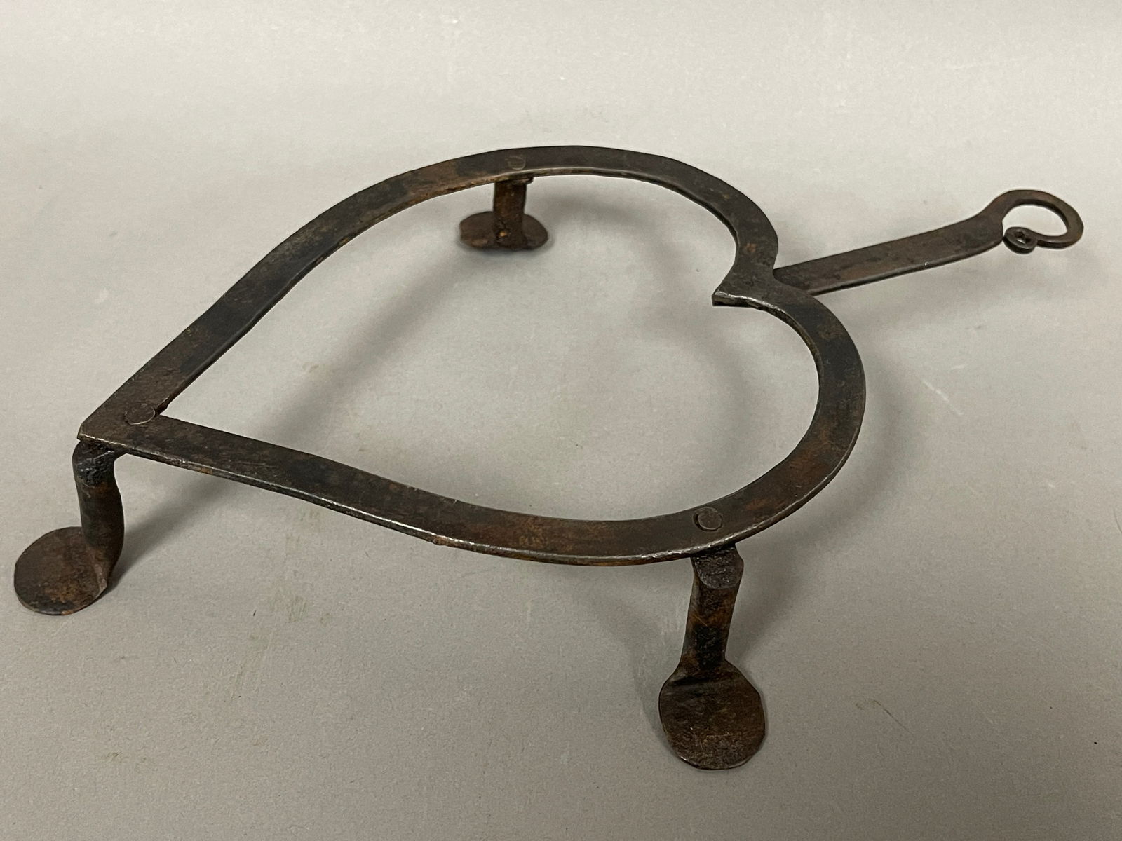 EARLY WI HEART SHAPED HEARTH TRIVET (1 of 3)