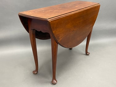 A MA QUEEN ANNE DL. TABLE IN WALNUT