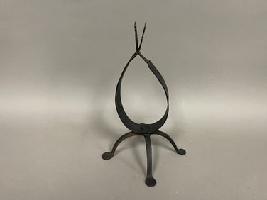 A RARE 18TH C  WROUGHT IRON SPRING CLAMP RUSH LIGHT