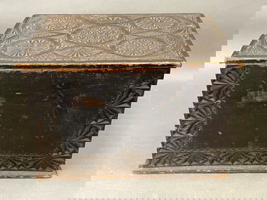 EARLY 19TH C CHIP CARVED STORAGE BOX IN OLD SURFACE POPLAR C.1840