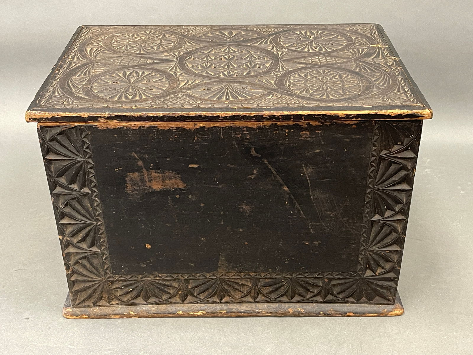 EARLY 19TH C CHIP CARVED STORAGE BOX IN OLD SURFACE POPLAR C.1840 (1 of 6)
