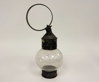 UNUSUALLY SMALL AMERICAN HOUSE-FOUND ONION LAMP