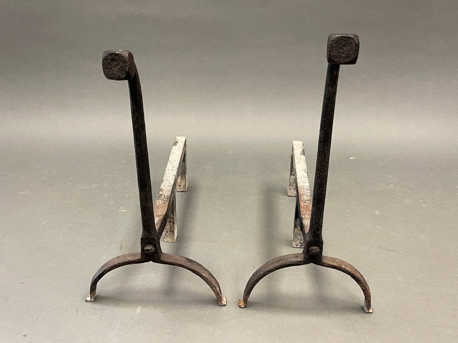 A PAIR OF 18TH C FACETED BALL TOP WROUGHT IRON ANDIRONS, C.1730: A PAIR OF 18TH C FACETED BALL TOP WROUGHT IRON ANDIRONS, C.173016 X 20