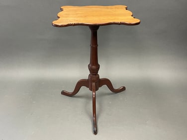 AN 18TH C PORRINGER TOP CHIPPENDALE CANDLE STAND IN OLD SURFACE, SCRUBBED TOP MAPLE