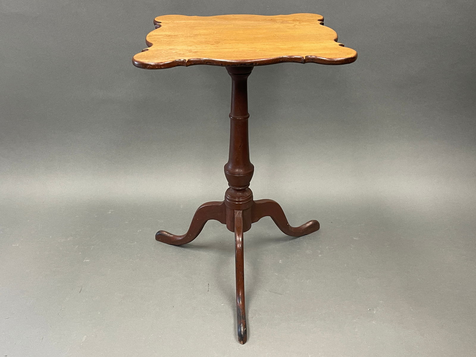 AN 18TH C PORRINGER TOP CHIPPENDALE CANDLE STAND IN OLD SURFACE, SCRUBBED TOP MAPLE (1 of 5)