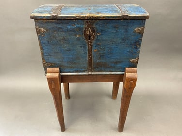EARLY 1700 DUTCH PAINTED BLUE SEA CHEST
