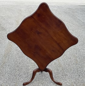 A NEWBURYPORT MA CHIPPENDALE TILT TOP TEA TABLE WITH MOLDED SERPENTINE TOP MAPLE C.1760