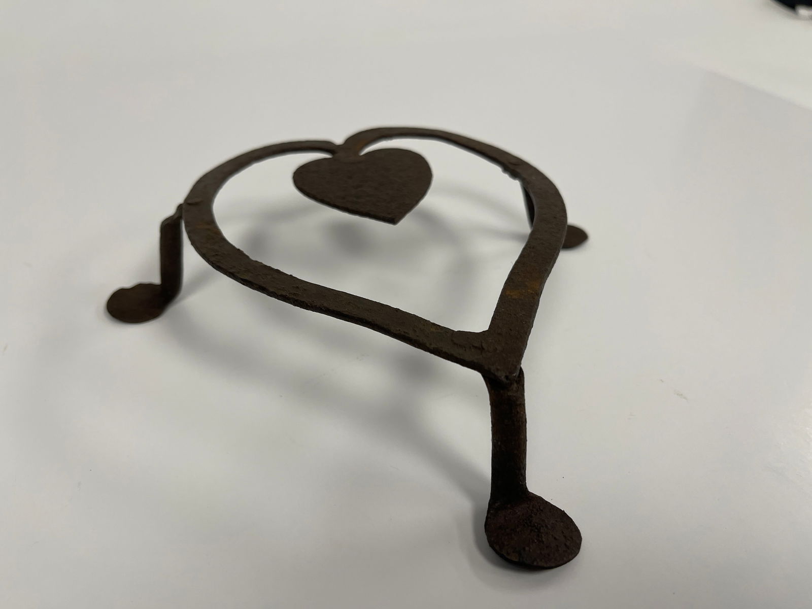 DOUBLE HEART SHAPED QA FOOTED FORGED IRON TRIVET (1 of 3)