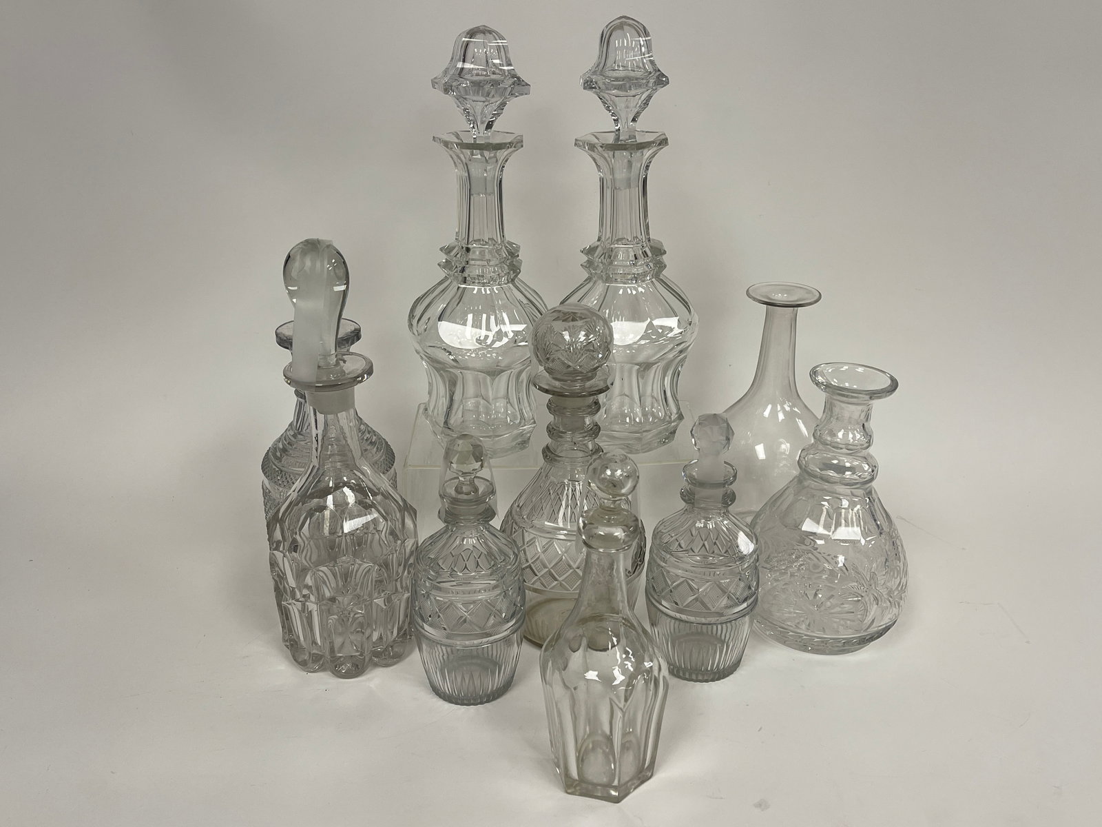 GROUPING OF GLASS DECANTERS: GROUPING OF GLASS DECANTERS 8" SHORTEST-14" BEING THE TALLEST