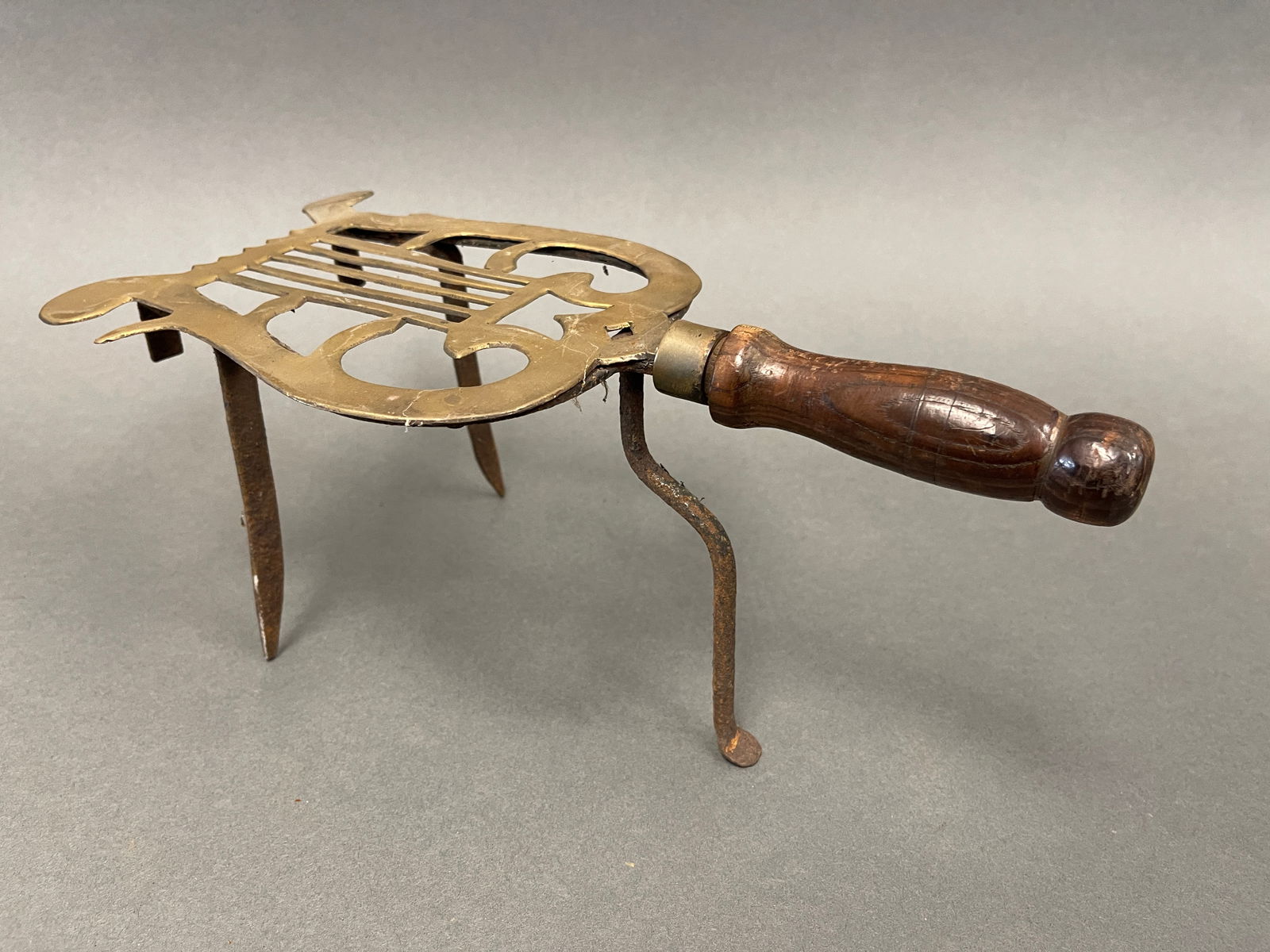 UNUSUAL LARGE QUEEN ANNE TRIFID BASE HEARTH TRIVET/ WOODEN HANDLE (1 of 3)