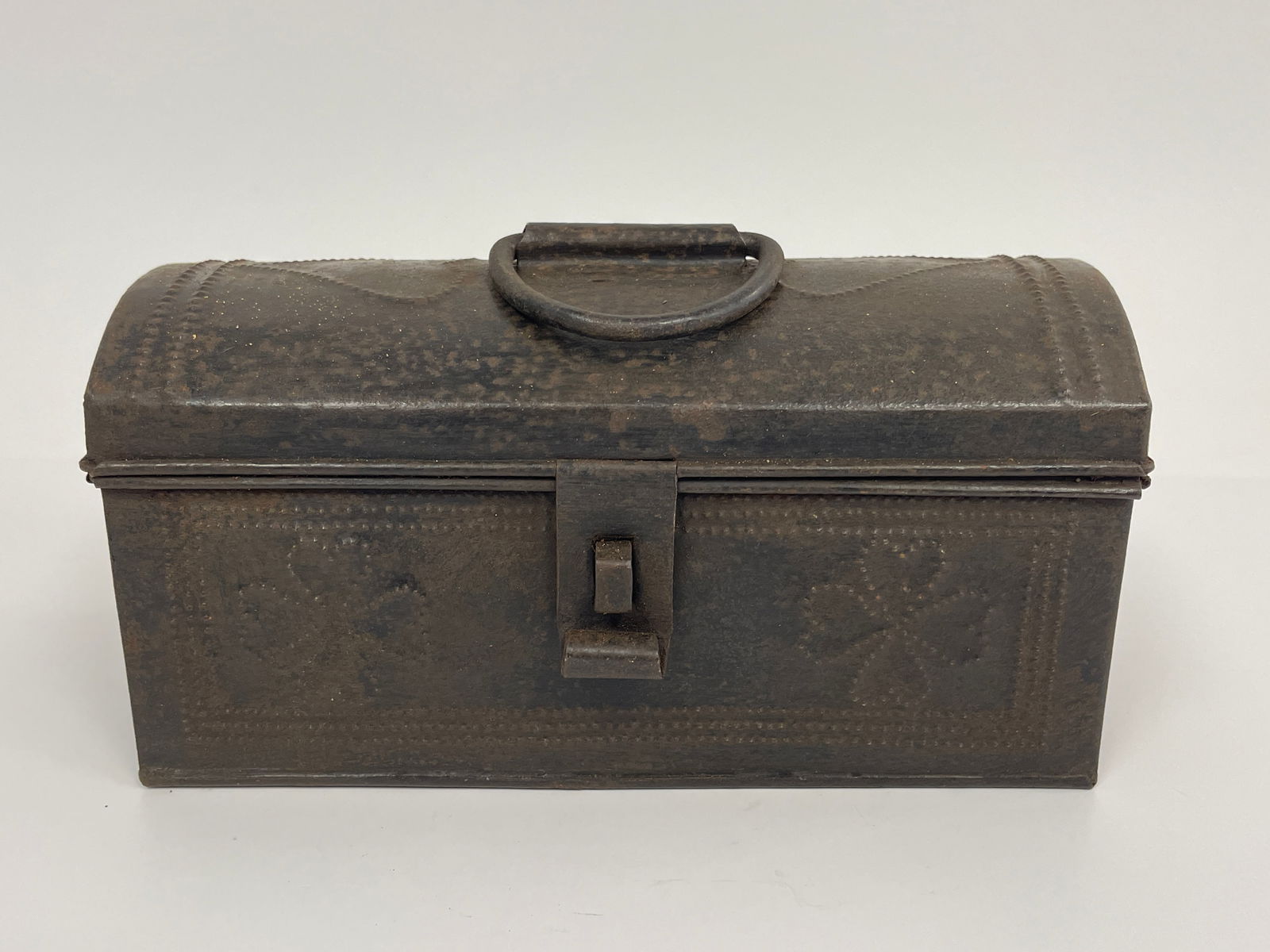 FORGED IRON PENNSYLVANIA PINPRICK DECORATED BOX (1 of 4)