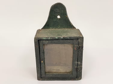 QUEEN BEE HANGING BOX IN THE OLD GREEN PAINT