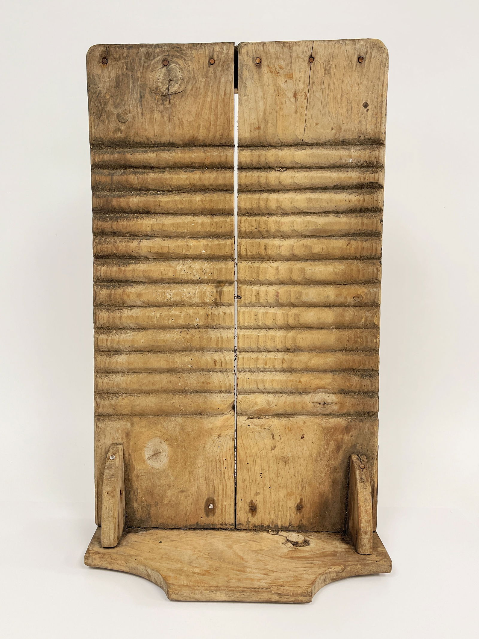 UNUSUAL HAND CARVED EARLY WOODEN WASHBOARD W/ SOAP SHELF (1 of 5)