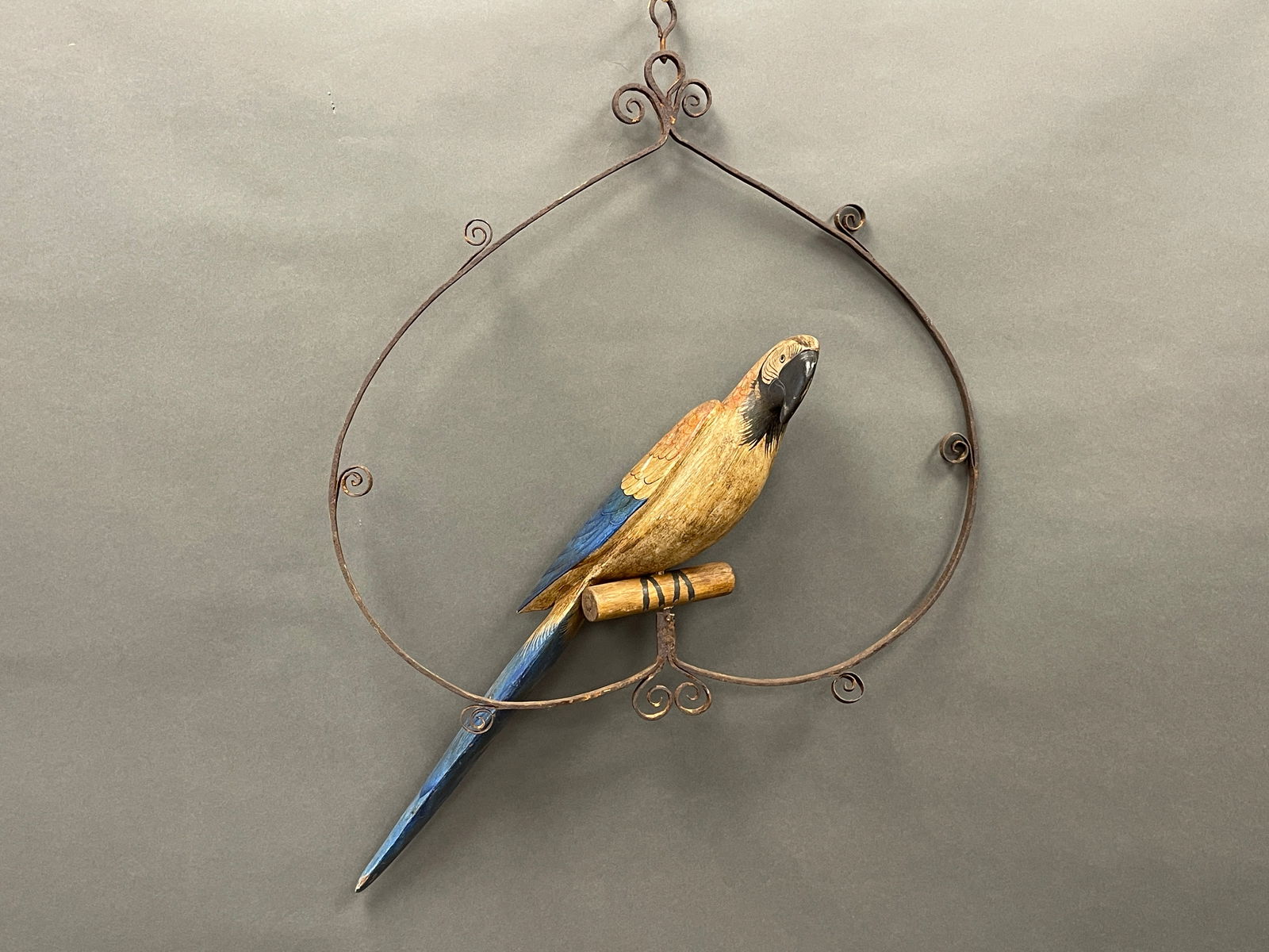 LIFE SIZE CARVED & POLYCHROMED WOODEN PARROT ON A OLD IRON HANGER (1 of 4)