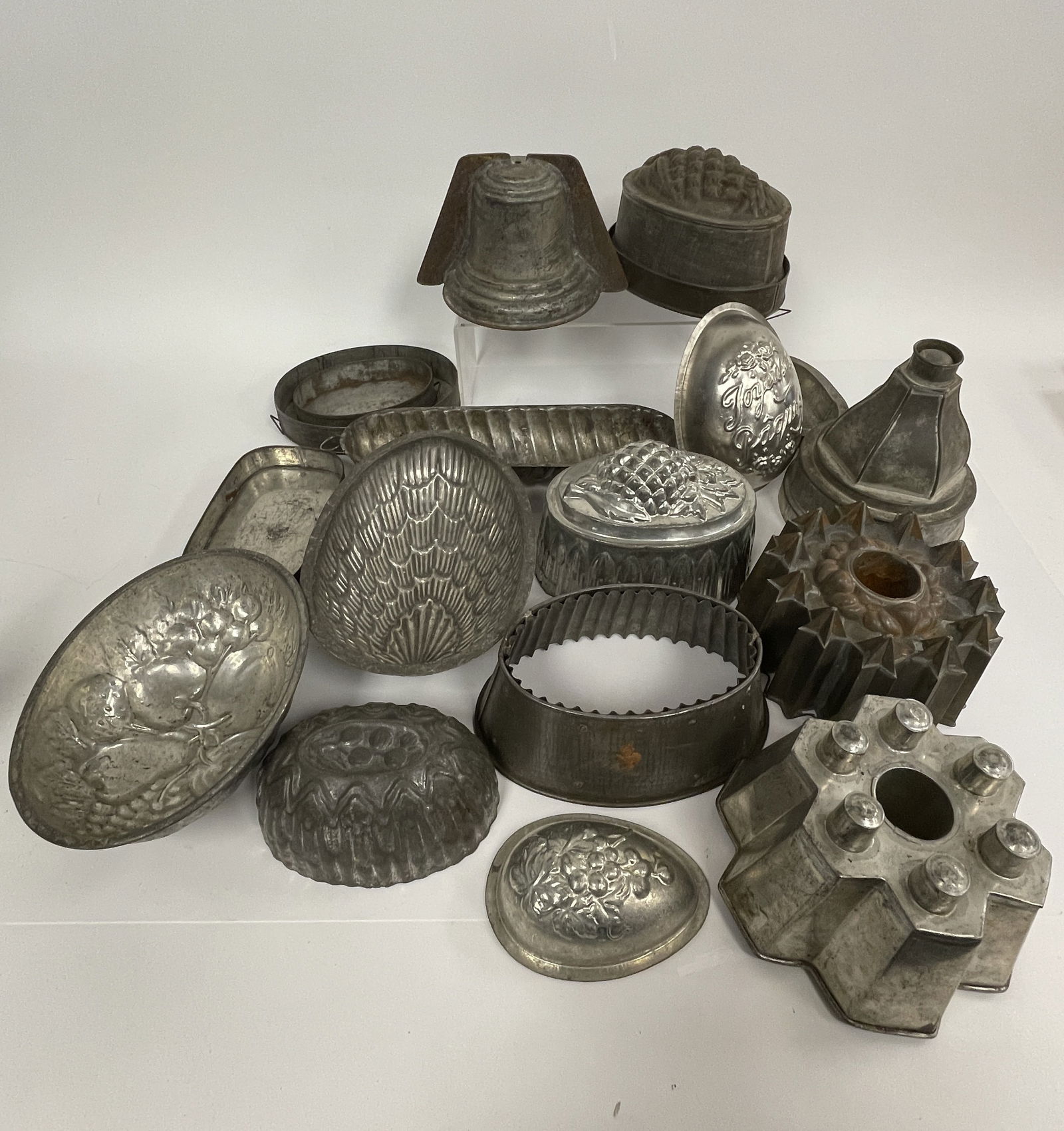 GROUPING OF ICE CREAM,CANDY AND CAKE MOLDS: GROUPING OF ICE CREAM,CANDY AND CAKE MOLDS