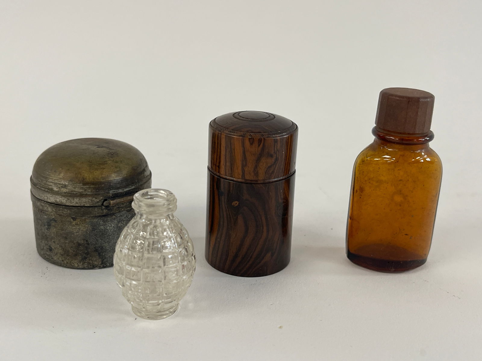GROUPING OF INK BOTTLES, WELLS: GROUPING OF INK BOTTLES, WELLS 2"-3"