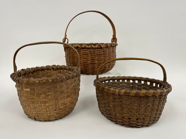 3 19TH C SPLINT BASKETS A FINE SWING HANDLE AND 2 HINGES HANDLES