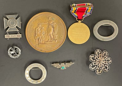 GROUPING OF ESTATE PINS AND MEDALS