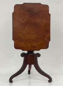 AMERICAN CLASSICAL CARVED MAHOGANY TILT-TOP STAND