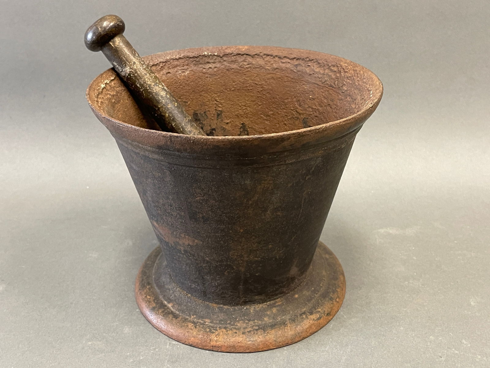 LARGE MERCHANTS IRON MORTAR AND PESTLE: LARGE MERCHANTS IRON MORTAR AND PESTLE, 9 X 8