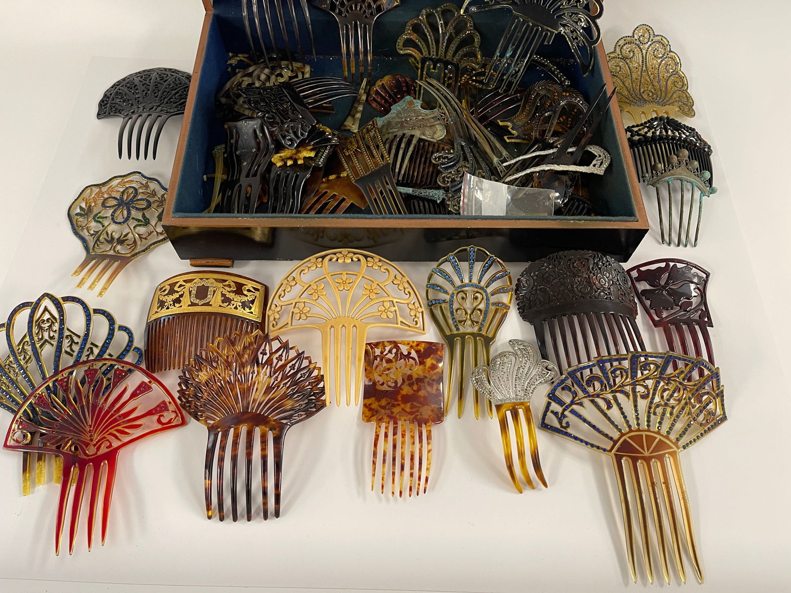 LARGE COLLECTION VICTORIAN HAIR COMBS (1 of 4)