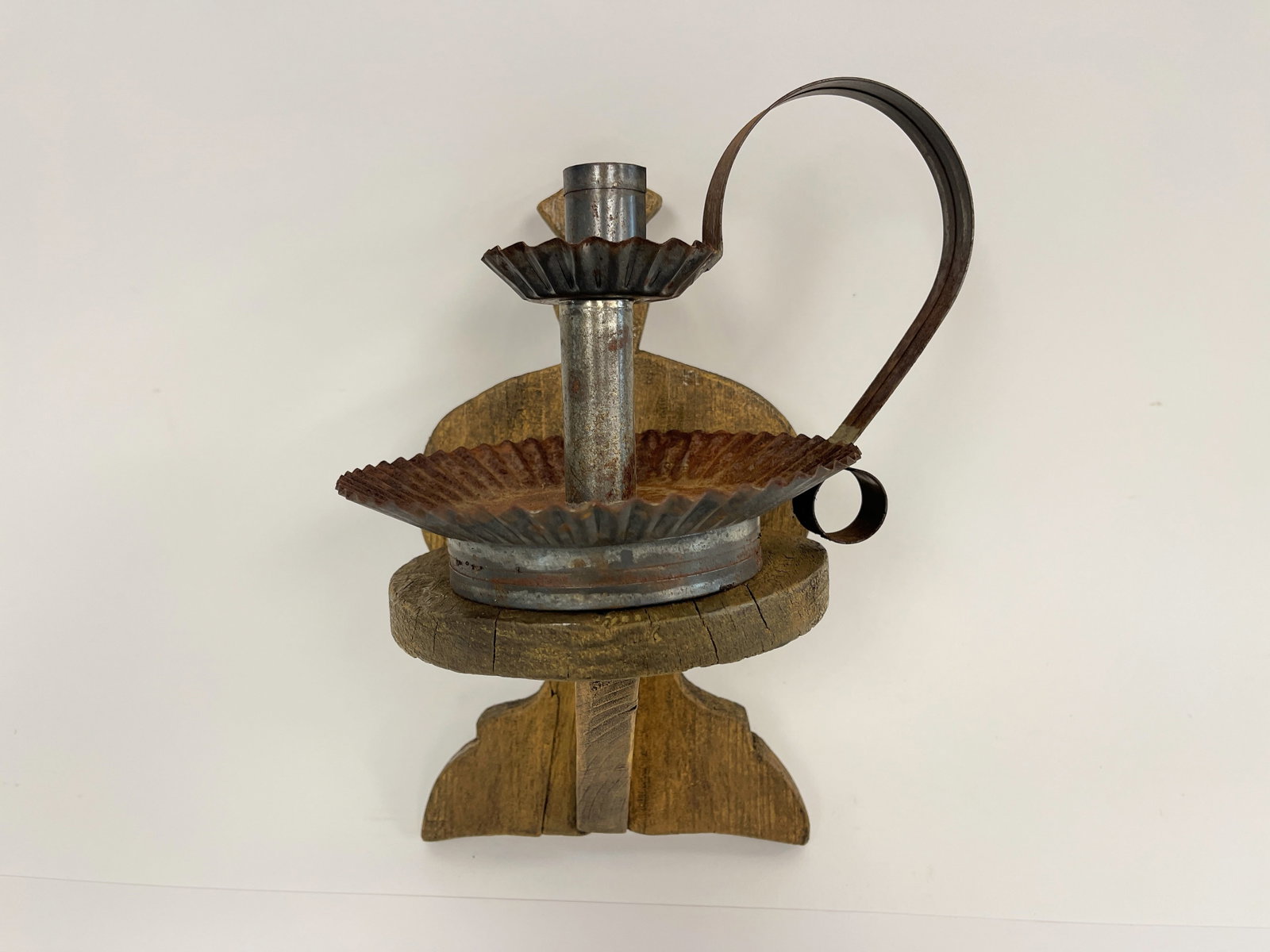 SMALL YELLOW HANGING SHELF SUITABLE FOR A CHAMBER STICK: SMALL YELLOW HANGING SHELF SUITABLE FOR A CHAMBER STICK FISHTAIL BOTTOM 10" X 6" X 6.5"