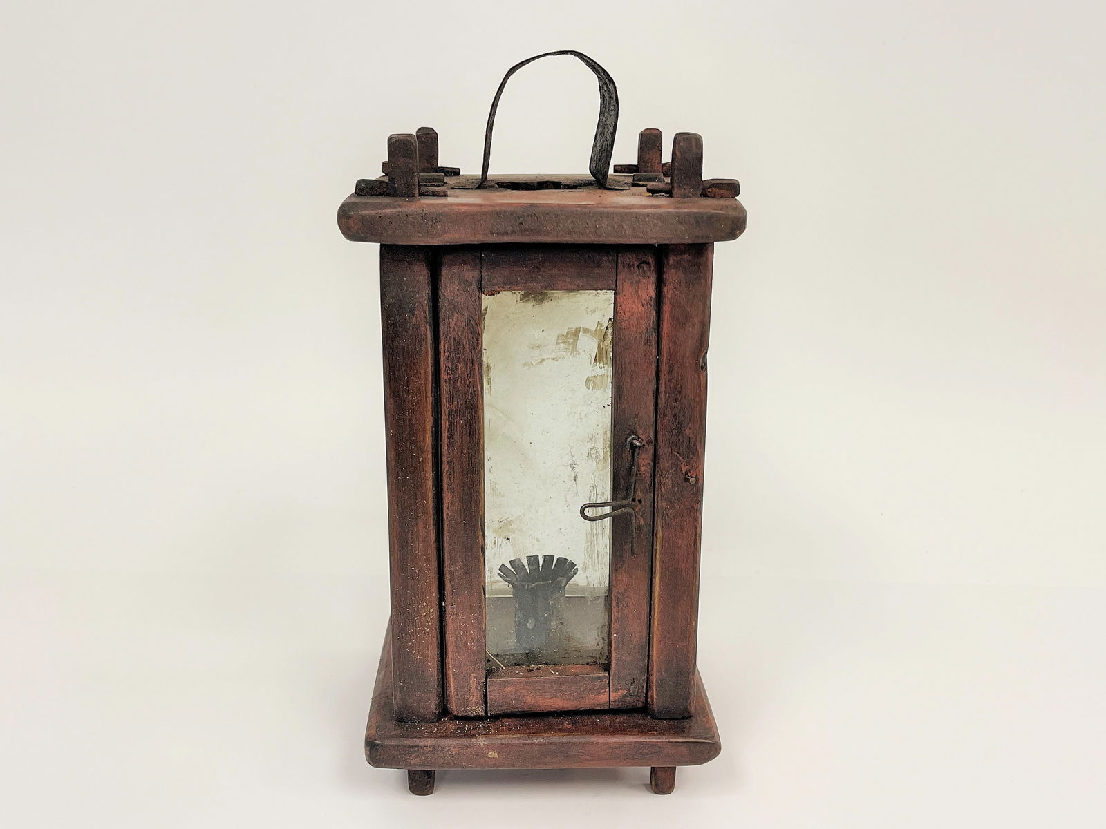 SMALL WOODEN BARN LANTERN IN THE OLD RED (1 of 6)