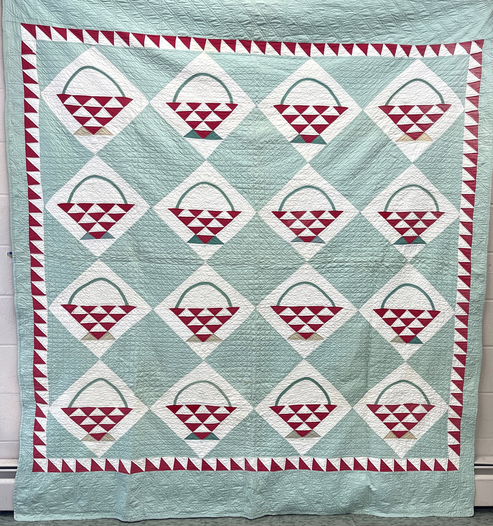 PATCHWORK QUILT: PATCHWORK QUILT 77 X 82