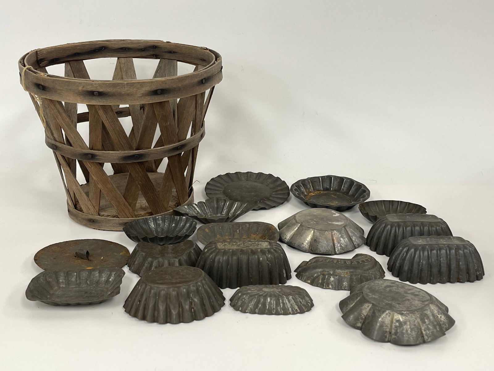 GROUPING OF JELLY PUDDING TIN MOLDS: GROUPING OF JELLY , PUDDING , TIN MOLDS W/ BASKET