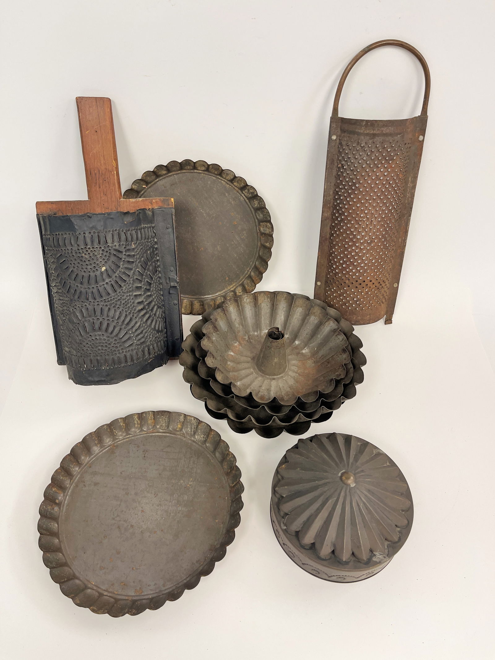 GROUPING OF MISC KITCHEN TINS (1 of 1)