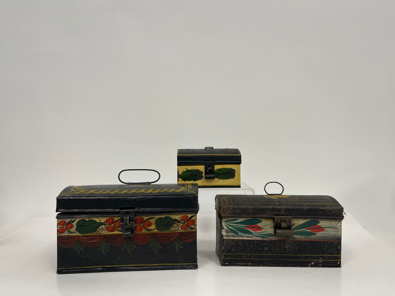 GROUPING OF THREE TOLE WARE DECORATED BOXES (1 of 3)