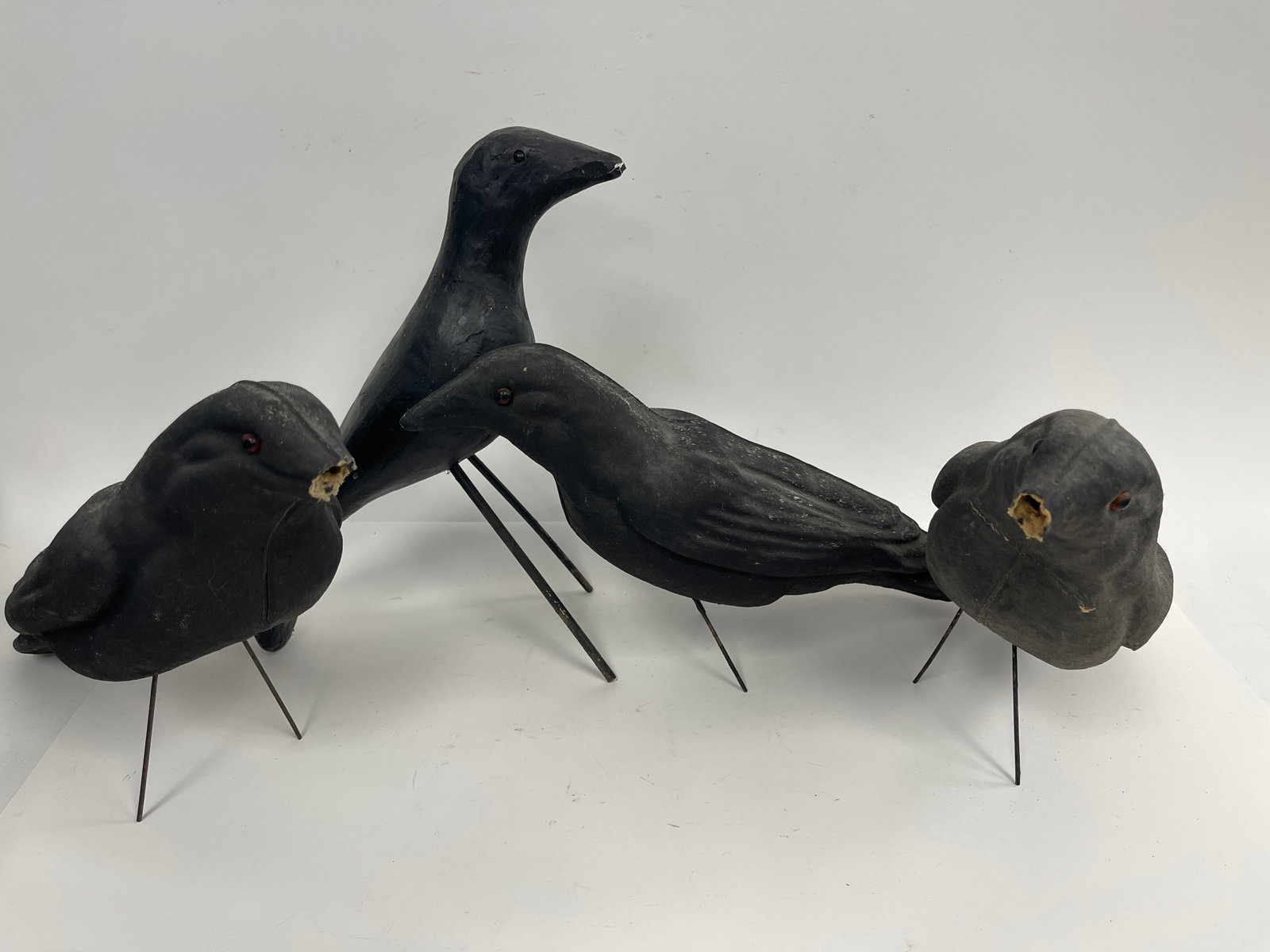 GROUPING OF PAPER MACHE CROWS: GROUPING OF PAPER MACHE CROWS AS FOUND