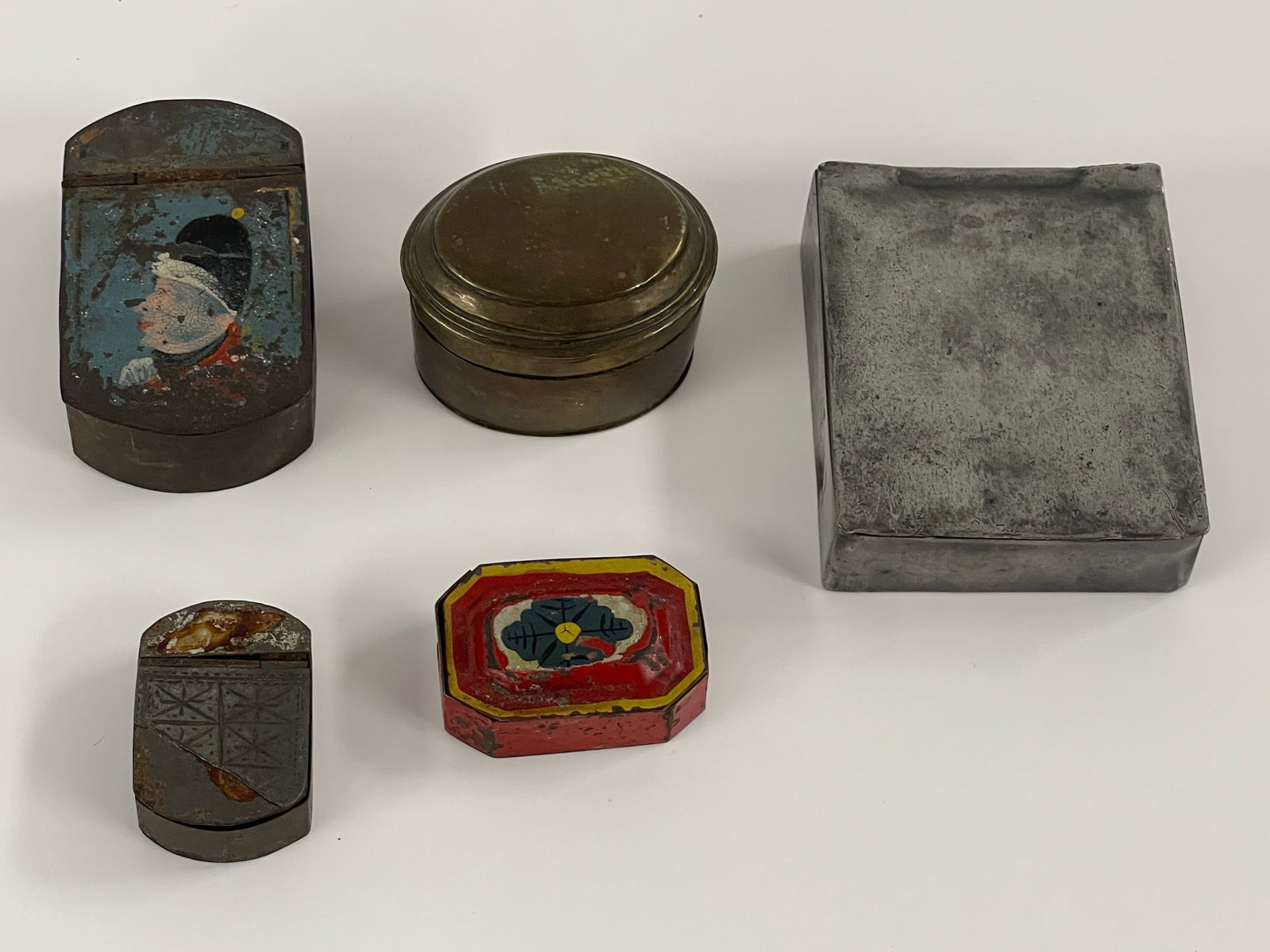 GROUPING OF FIVE SNUFF / PILL BOXES: GROUPING OF FIVE SNUFF / PILL BOXES
