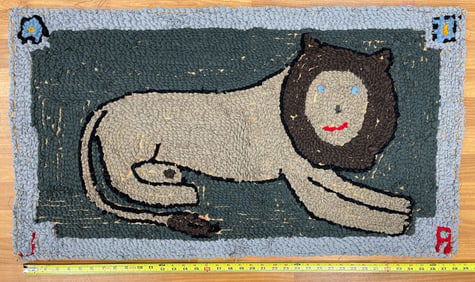 HOOKED RUG OF A LION