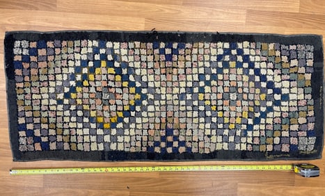 HOOKED RUG OF SQUARES