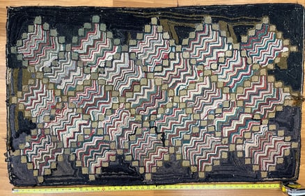GEOMETRIC HOOKED RUG