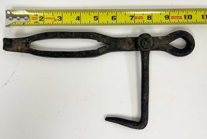 PRIMITIVE HAND FORGED BARN DOOR LATCH