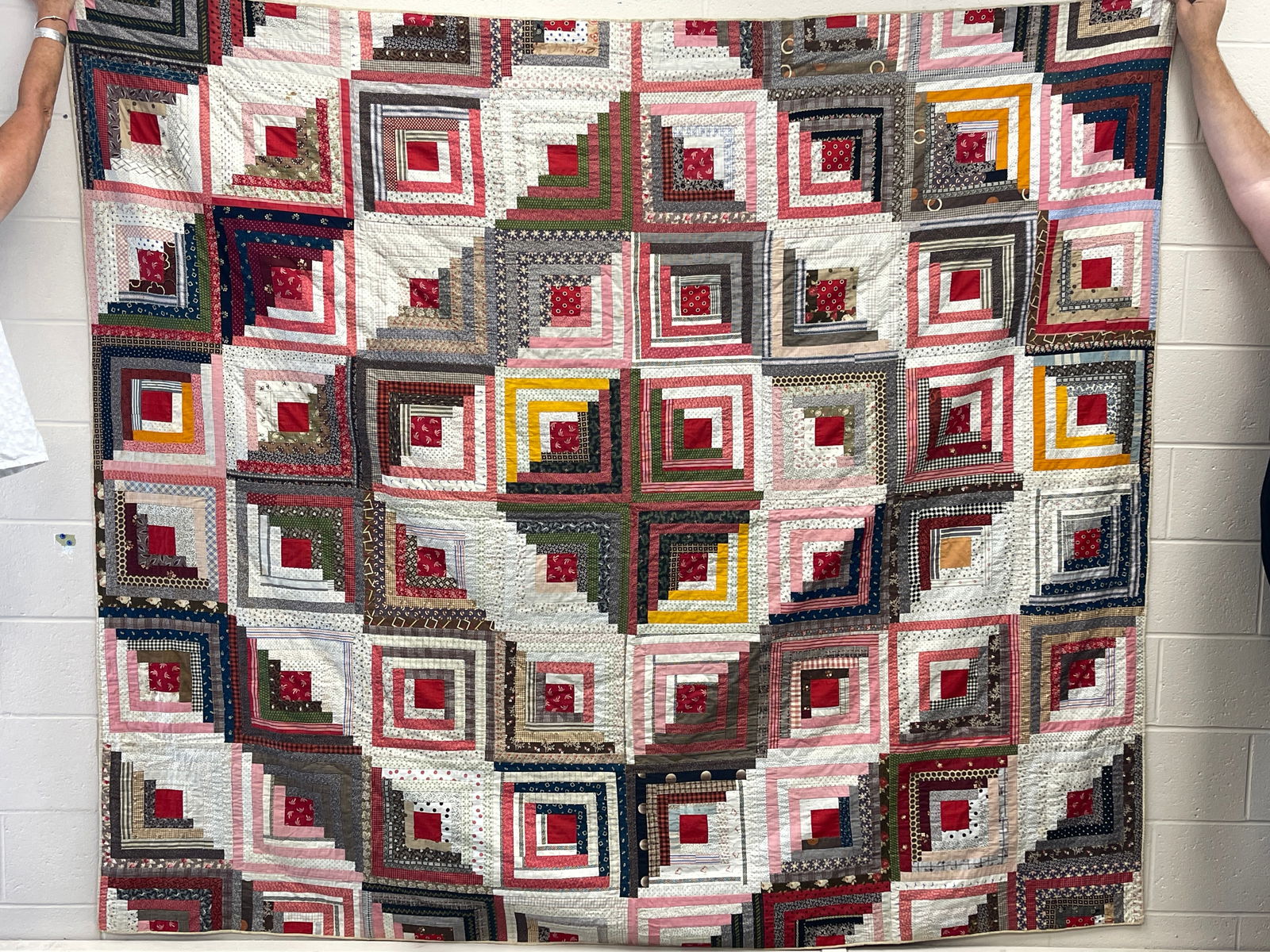 LOG CABIN PATCHWORK QUILT (1 of 2)