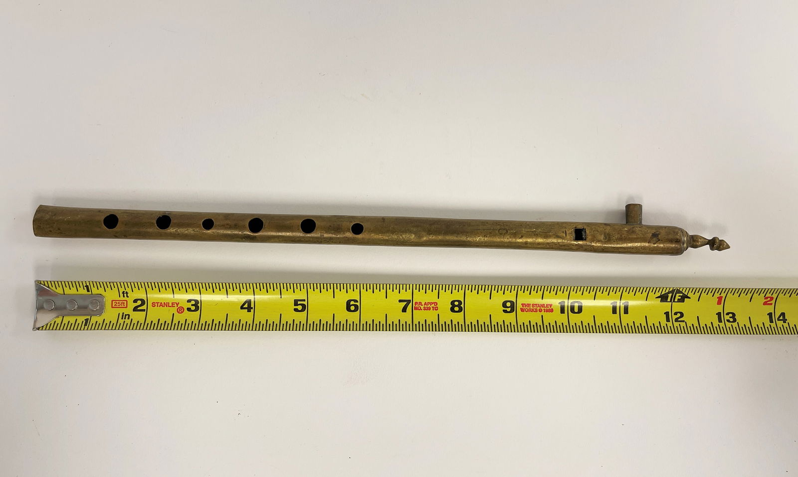 PERIOD BRASS 18THC MILITARY FLUTE W/ RIGHT ANGLE WINDPIPE & TURNED FINIAL (1 of 2)