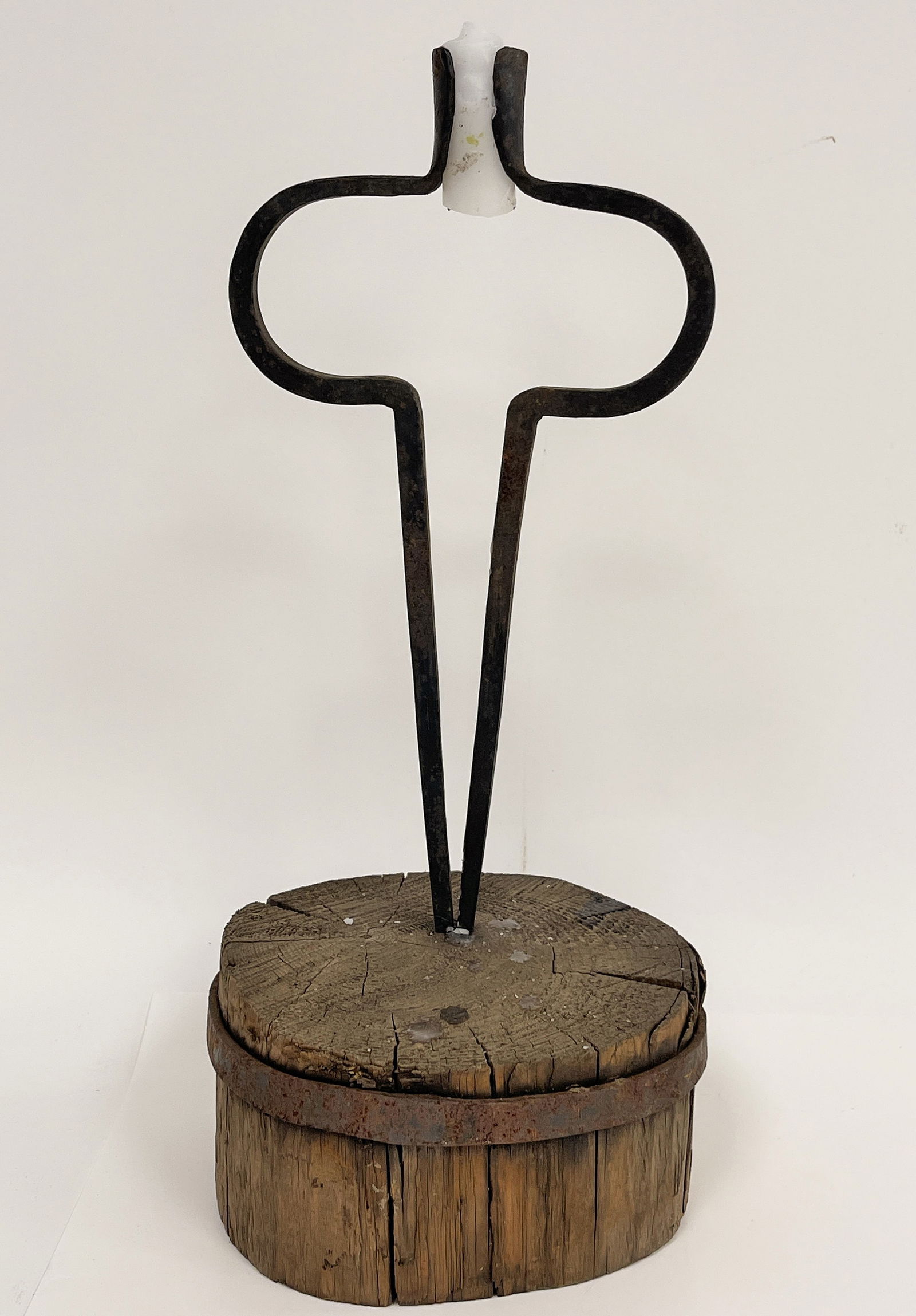 17TH-18TH C WROUGHT IRON AND WOOD: 17TH-18TH C WROUGHT IRON AND WOOD SPLINT HOLDER CIRCA 1680-1720 14" x 6"