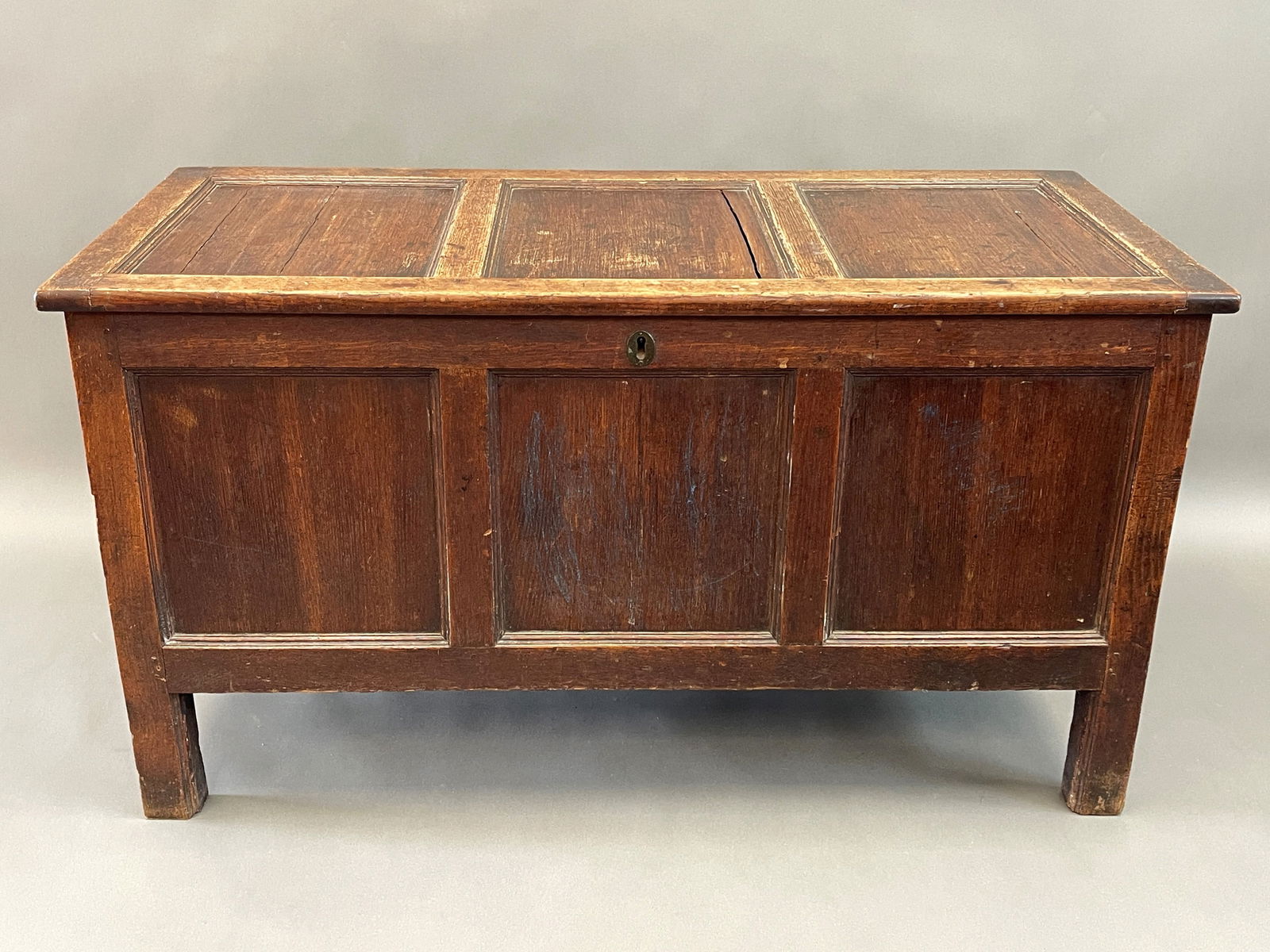 DIMINUTIVE PILGRIM CENTURY BLANKET CHEST WITH NO RESTORATION (1 of 9)