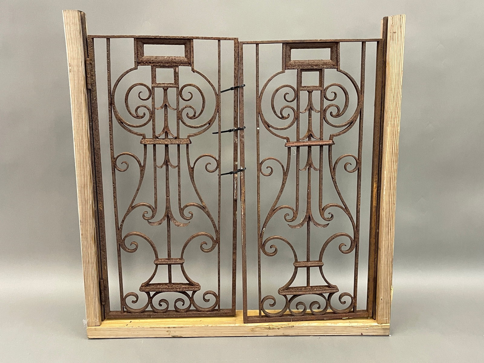 19TH C IRON GATE: 19TH C IRON GATE 31.5 X 10 X 35