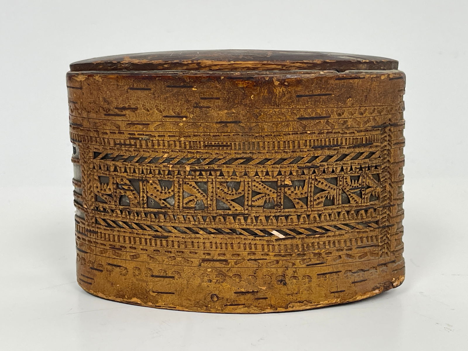 SMALL CARVED MICMAC NATIVE AMERICAN BOX WITH WOODEN COVER AND SHOT REMNANTS (1 of 5)