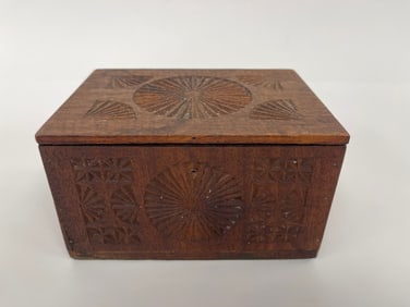 TRAMP ART SMALL BOX