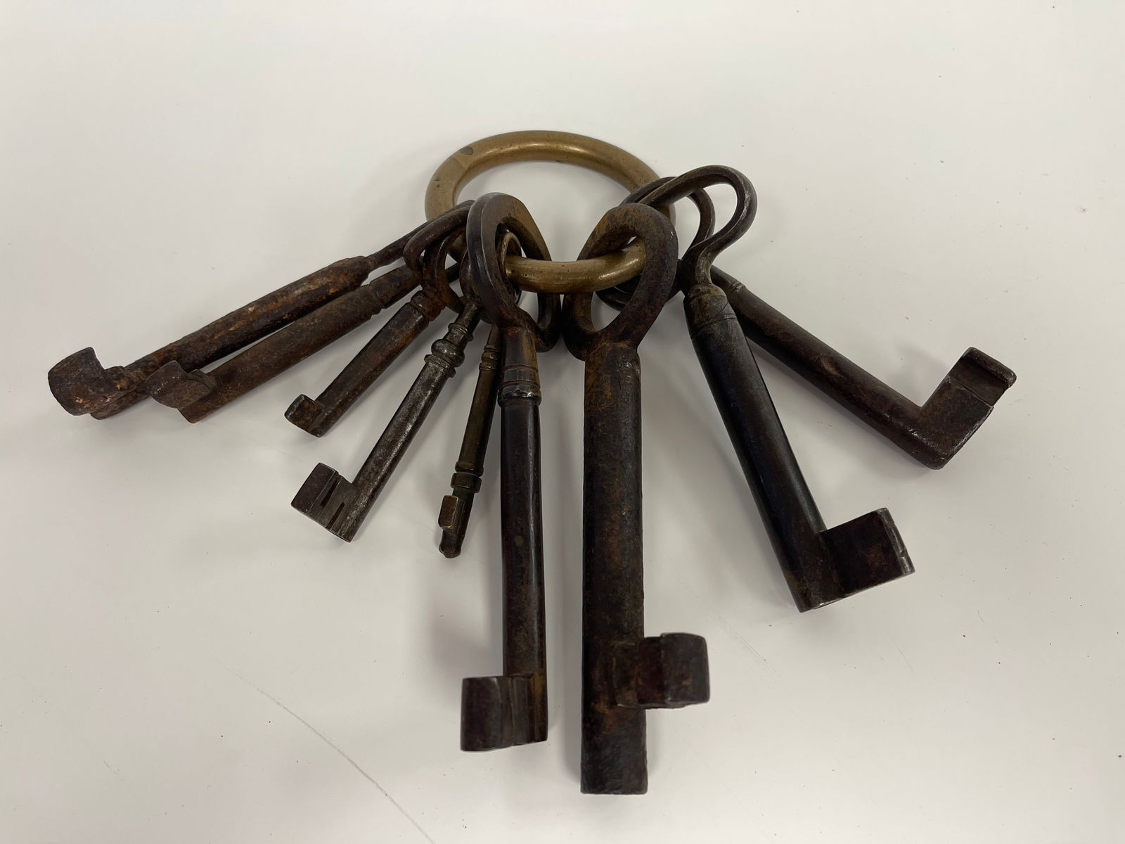 9 LARGE , EARLY KEYS ON A BRASS BULL RING (1 of 3)