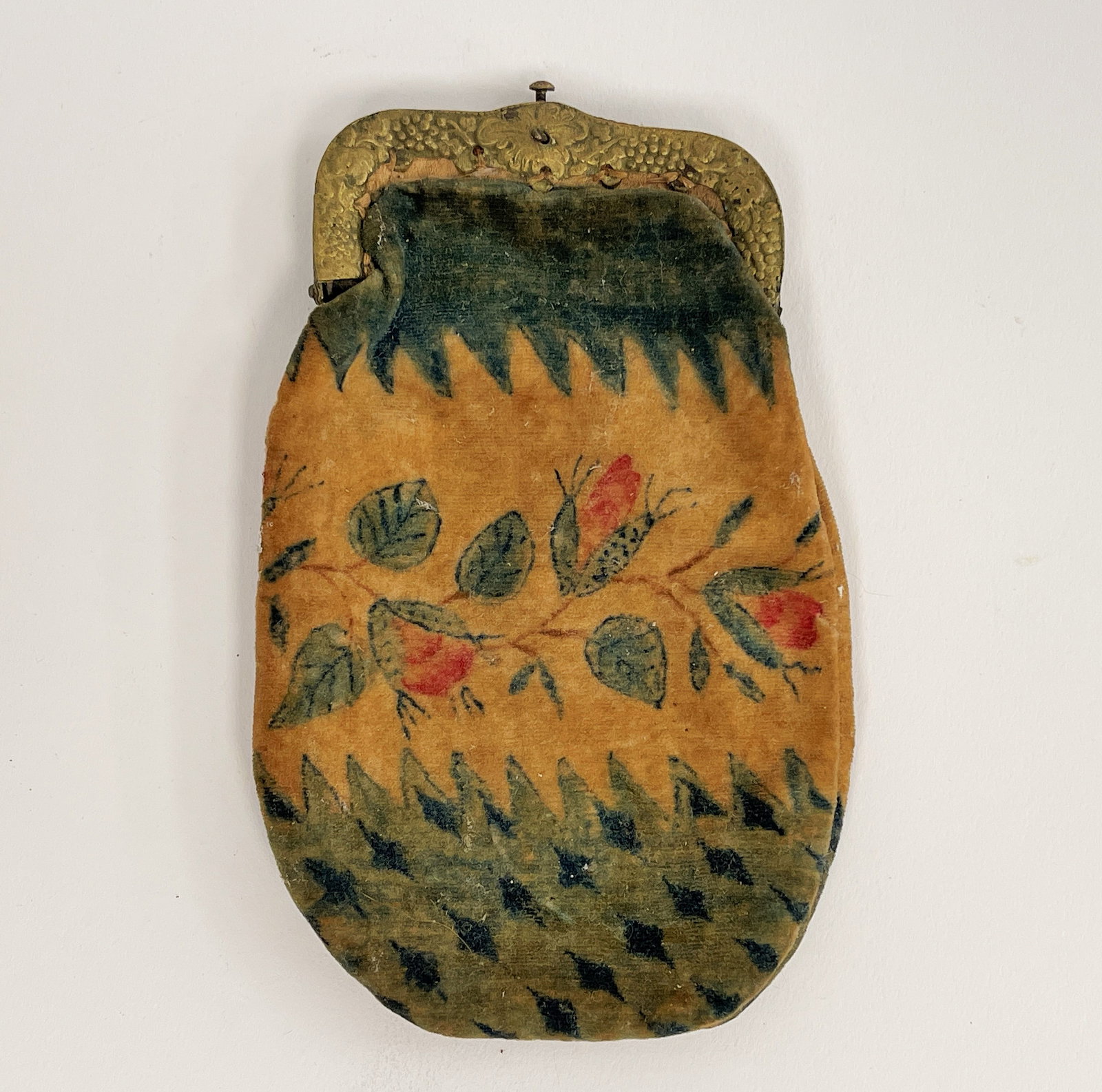 EARLY 19TH C MINIATURE LADY'S VELVET BAG: EARLY 19TH C MINIATURE LADY'S BRASS TOPPED VELVET BAG, PAINT DECORATED WITH MOSS ROSES