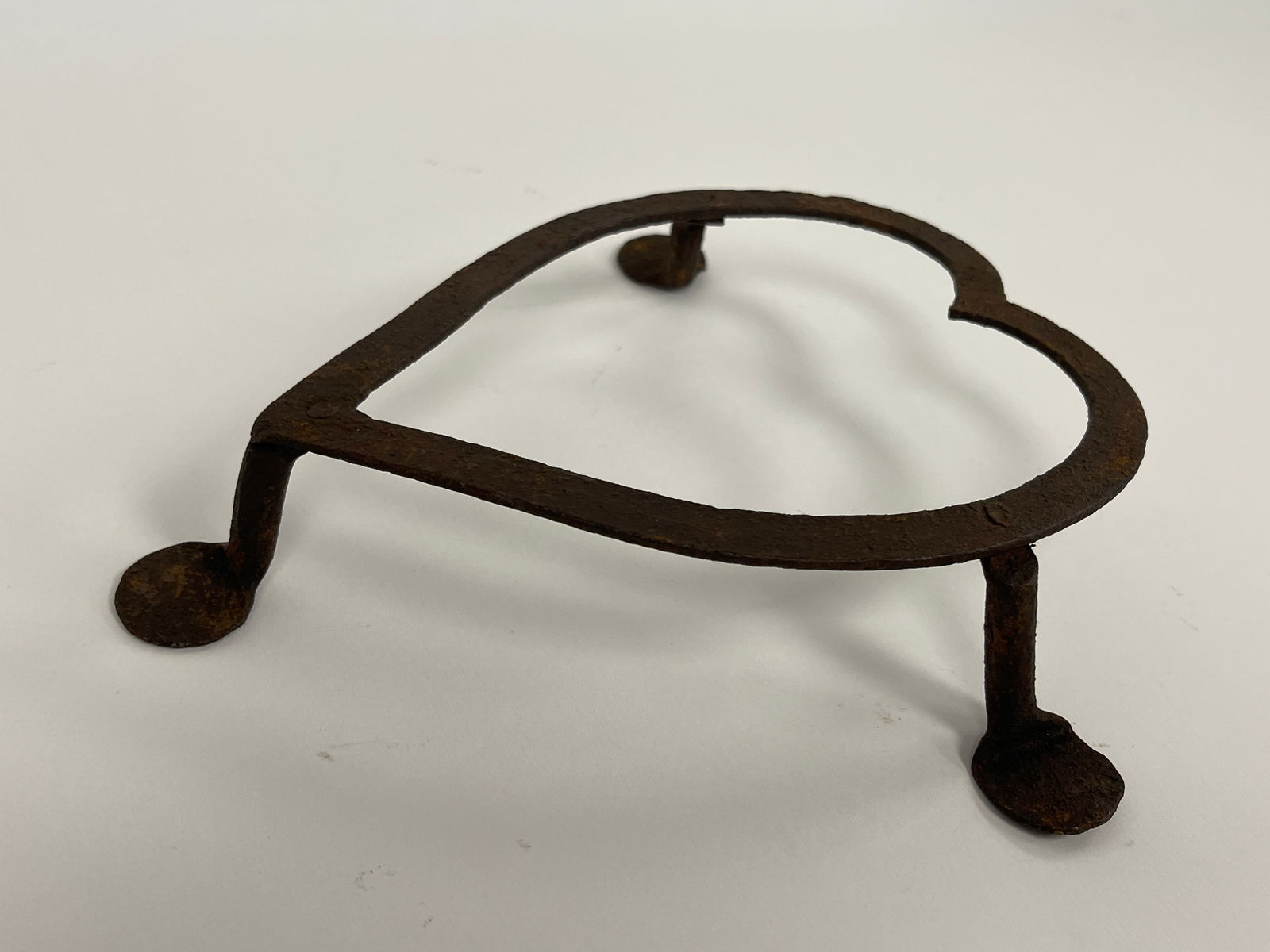 PENNY FOOTED FORGED IRON HEART SHAPED TRIVET (1 of 2)